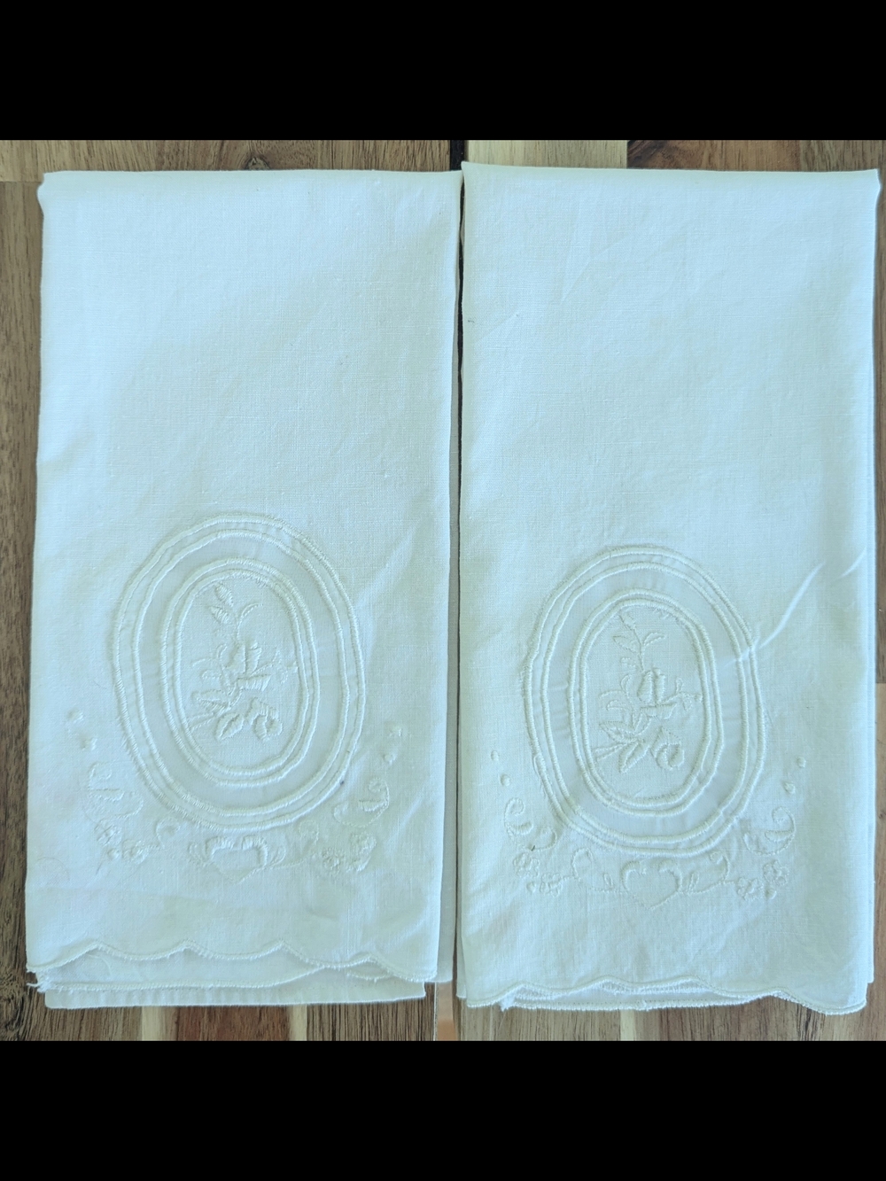 Madeira White Linen Guest Towels Set of 2 Embroidered Medallion Scalloped VTG - Picture 3 of 10